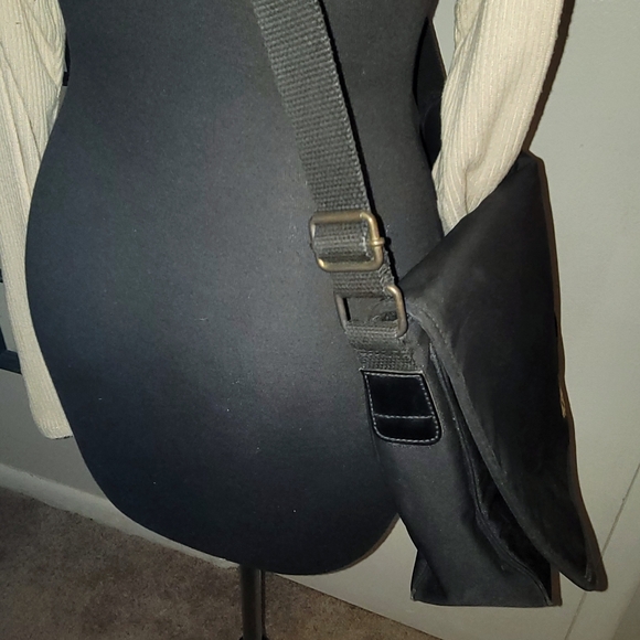 Ralph Lauren messenger crossbody bag black with gold crest - Picture 8 of 15